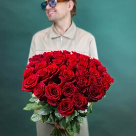 35 высоких бордовых роз