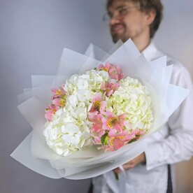 Букет из белой Гортензии и Альстромерии