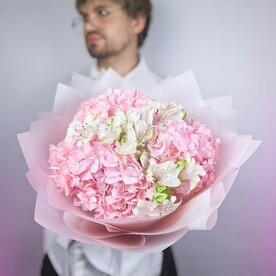 Букет из розовой Гортензии и Альстромерии