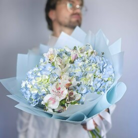 Букет из голубой Гортензии и Альстромерии
