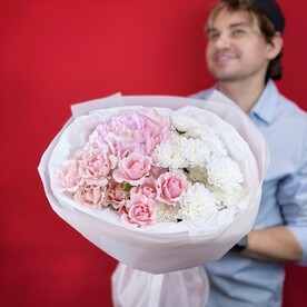 Букет из розовой Гортензии, Хризантемы и кустовых Роз