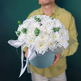 Большая шляпная коробка с белой Хризантемой