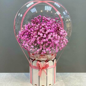 Мини композиция с гипсофилой в шаре баблс с рафаэлло