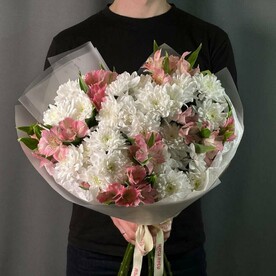 Нежный букет белая кустовая хризантема и альстромерия розовая