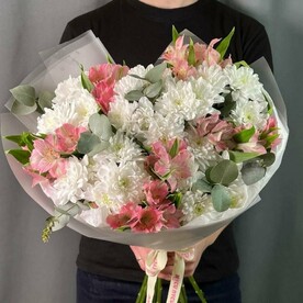 Нежный букет белая кустовая хризантема и розовая альстромерия