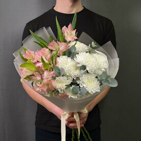 Букет комплимент из альстромерии и хризантем