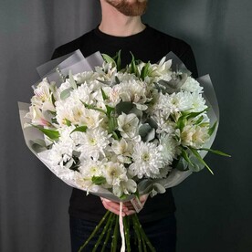 Нежный букет белая кустовая хризантема и альстромерия с эвкалиптом