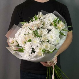 Нежный букет белая кустовая хризантема с альстромерией