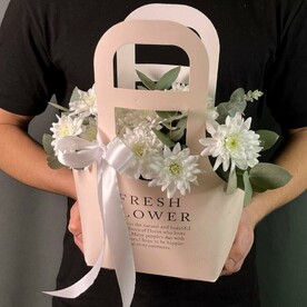 Кустовая хризантема с эвкалиптом в сумочке