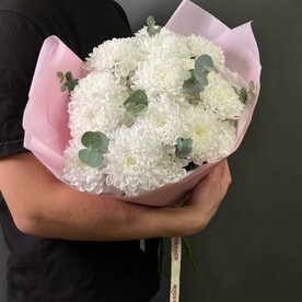 Моно букет из хризантемы с эвкалиптом