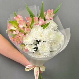 Букет с альстромерией и хризантемой