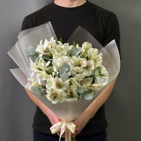 Монобукет из белой альстромерии и эвкалипта