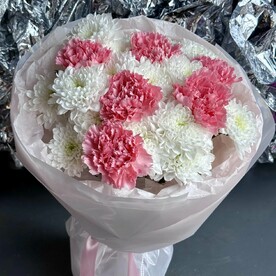 Милый букет диантусы и кустовая хризантема