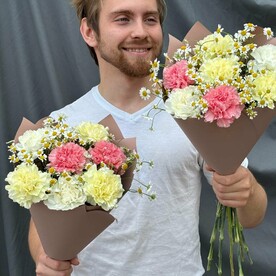 Букет из диантусов с ромашкой