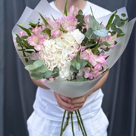 Нежный букет альстромерий с гортензией и эвкалиптом