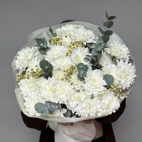 Объемный белый букет из кустовой хризантемы, танацетума и эвкалипта
