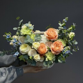 Композиция в корзине с пионовидными розами,кустовыми розами,диантусами,оксипеталумом и ароматным эвкалиптом