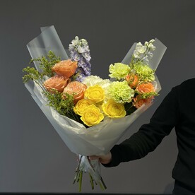 Авторский букет с пионовидными розами Кахала,кустовой розой,гортензией и дельфиниумом