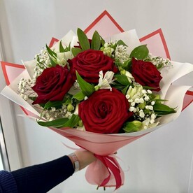 Букет из роз , альстромерии и гипсофилы