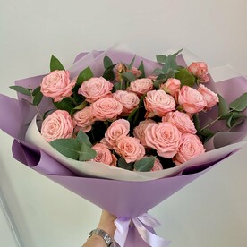 Букет из кустовых роз и эвкалипта