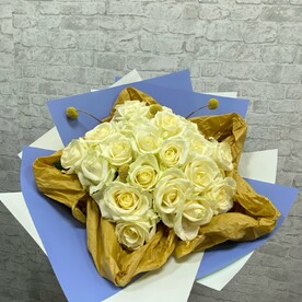 Букет из белых роз с краспедией в авторской упаковке-звездочке