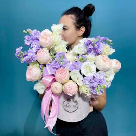 Цветы в коробке. Кустовые розы и маттиола. Композиция 554