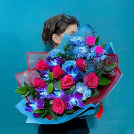 Букет Яркие розы и космические орхидеи. Авторский букет 528