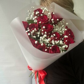 Красные розы с гипсофилой