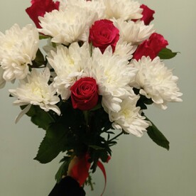 Красные розы с кустовой хризантемой