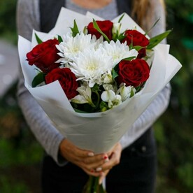 Розы, хризантема, альстромерии