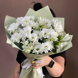 Белоснежные хризантемы с альстромериями