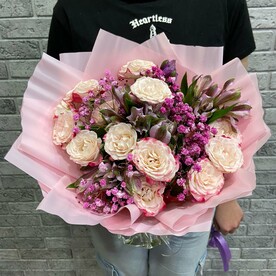 Букет кустовых роз и альстромерий