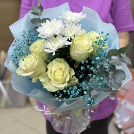 Букет из роз и зелени