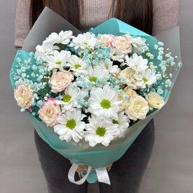 Облачко из хризантемы и кустовой розы