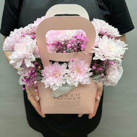 Сумочка с хризантемой и гипсофилой