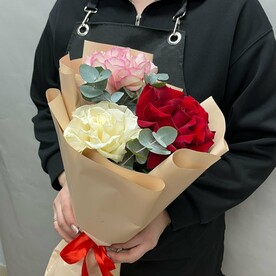 Букет розы и эвкалипта