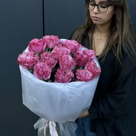 Моно букет из 13 пионовидных роз сорта Country Blues