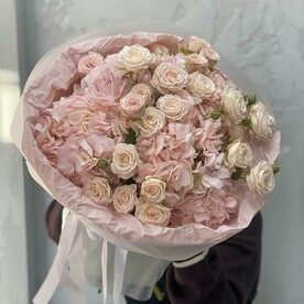 Воздушный букет с гортензиями и розами «Нежность чувств»