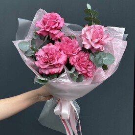 Моно букет из пионовидных роз и эвкалипта