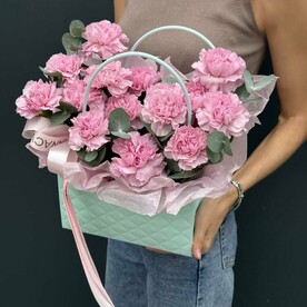 Нежная композиция из стойких диантусов с эвкалиптом