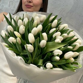 Монобукет из 75 белоснежных тюльпанов в нежной упаковке