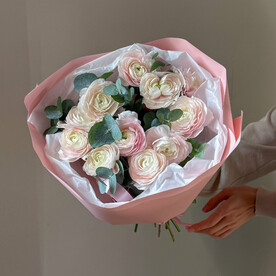 Изящный букет с ранункулюсами и веточками эвкалипта