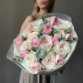 Премиальный ароматный букет из ранункулюсов, пионовидных роз и эвкалипта