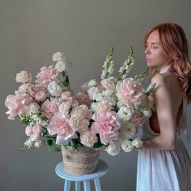 Изящная композиция с пионовидными кустовыми розами. Рамер L