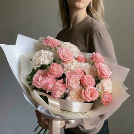 Кремовый букет с кустовой пионовидной розой и нежным диантусом