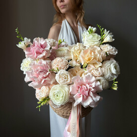 Изысканная композиция с нежными ранункулюсами и французской розой