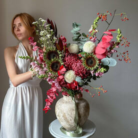 Интерьерный букет с хризантемами, подсолнухами, красным эвкалиптом и ягодами шиповника