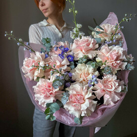 Роскошный букет с французскими розами и дельфиниумом. Veresk 854