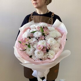 Букет из кустовой хризантемы и альстромерий