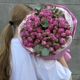 Букет из пион роз с эвкалиптом